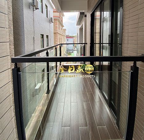 不鏽鋼烤漆鋼（gāng）槽玻璃夾立柱