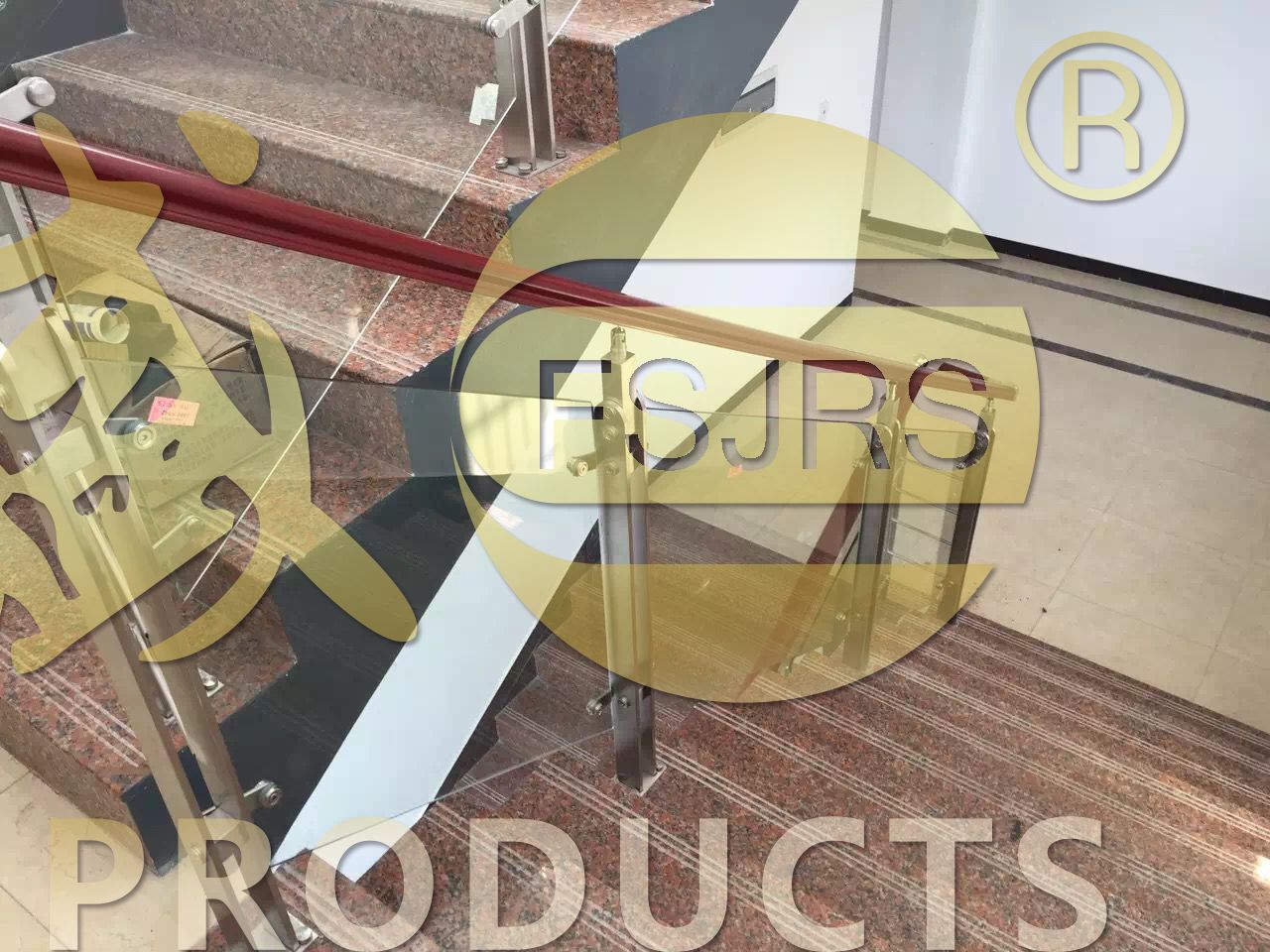 不鏽鋼（gāng）工（gōng）程立柱（zhù）鐵藝材質的造型美觀（guān）多樣